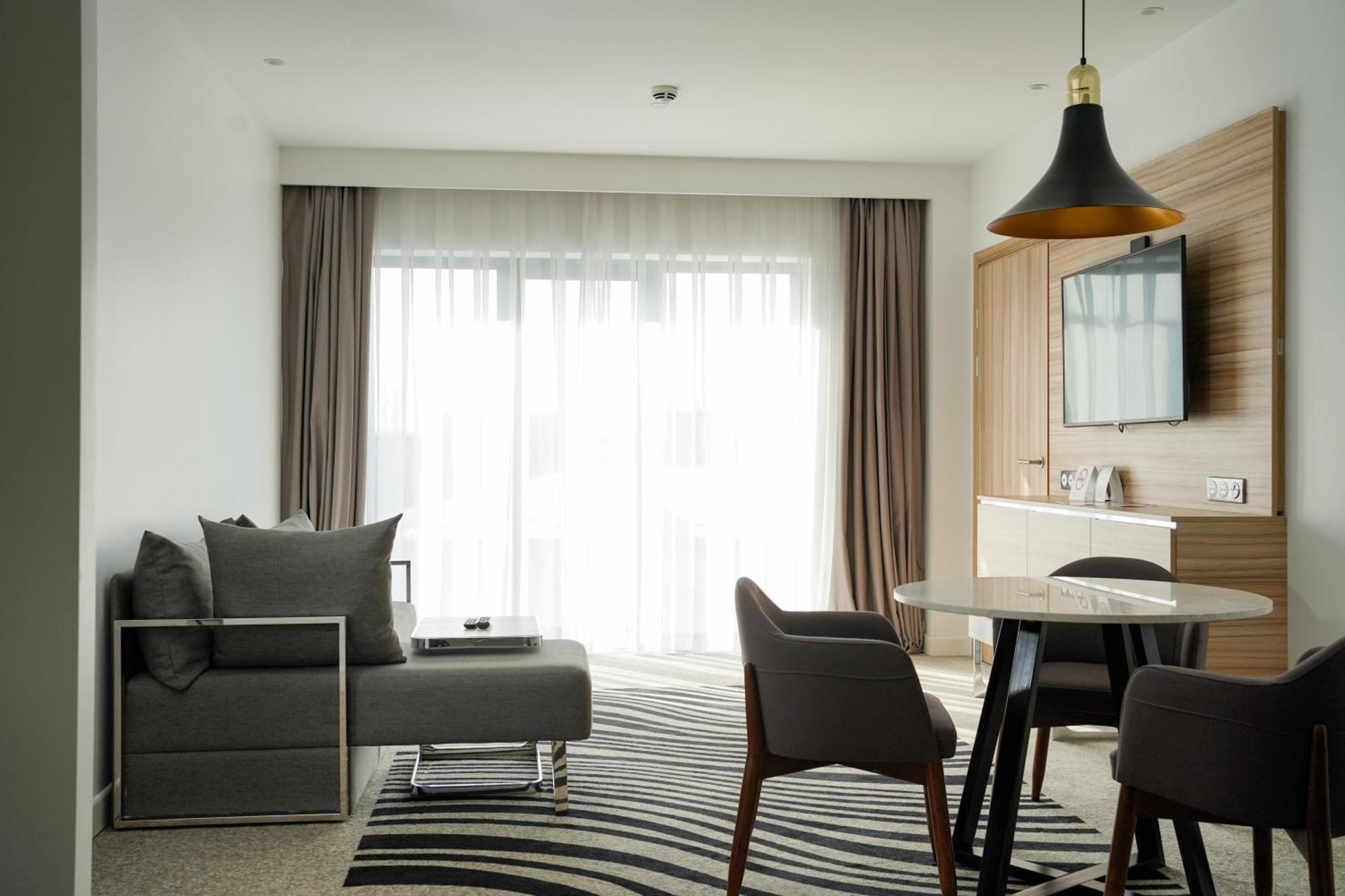 Novotel Bishkek City Center Екстериор снимка